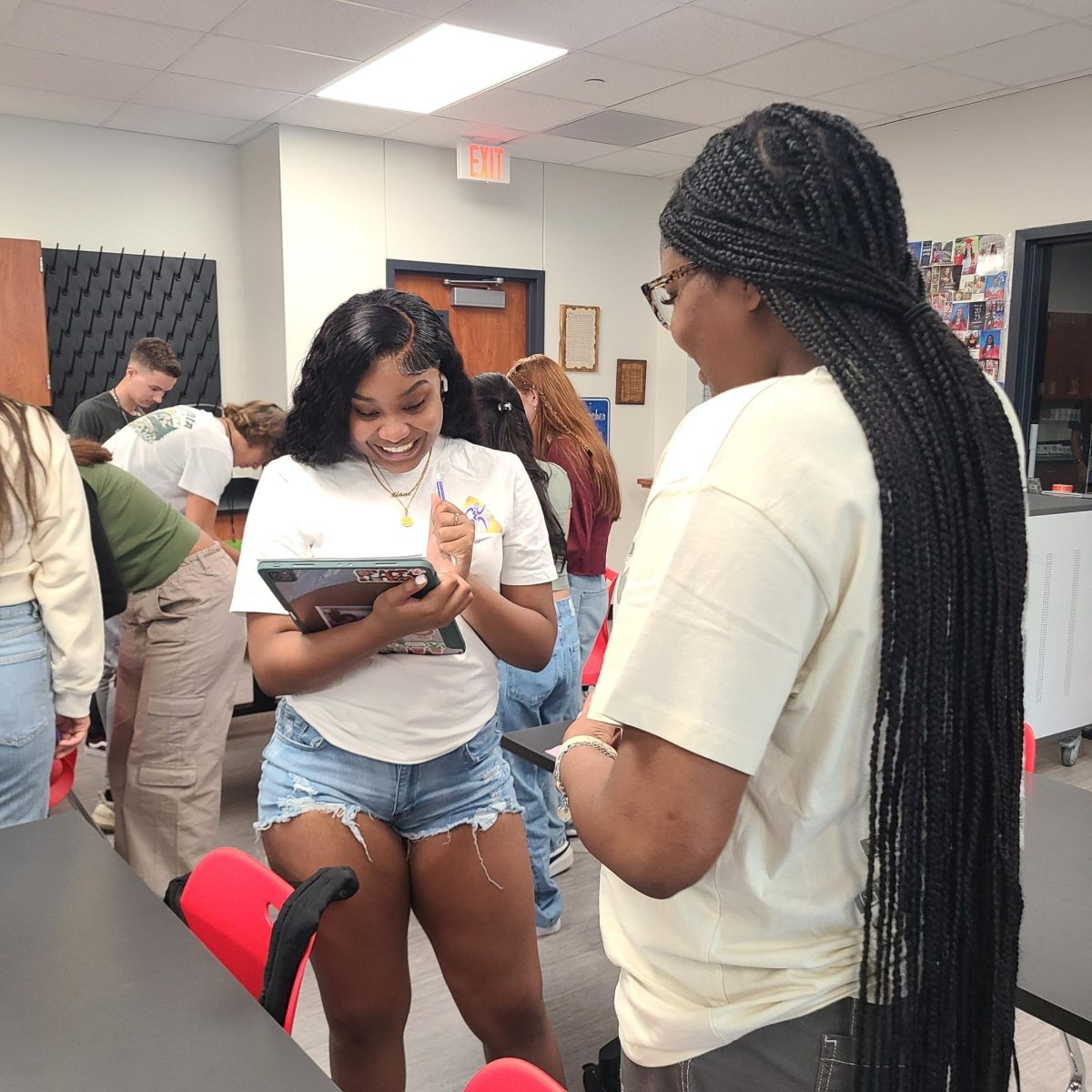 Juniors Di’ane Vick and Brooklynn Maddox get to know each other by interviewing with leading 
questions. (Photo provided by Sarah Mayhall)